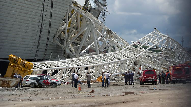 Nach dem Kranunfall ist unklar, ob das Stadion rechtzeitig zur WM-Eröffnung fertig wird.