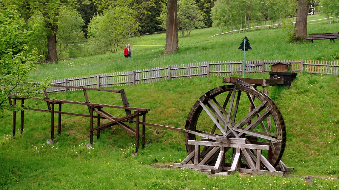 Kunstrad mit Feldgestänge und Hubsatz.