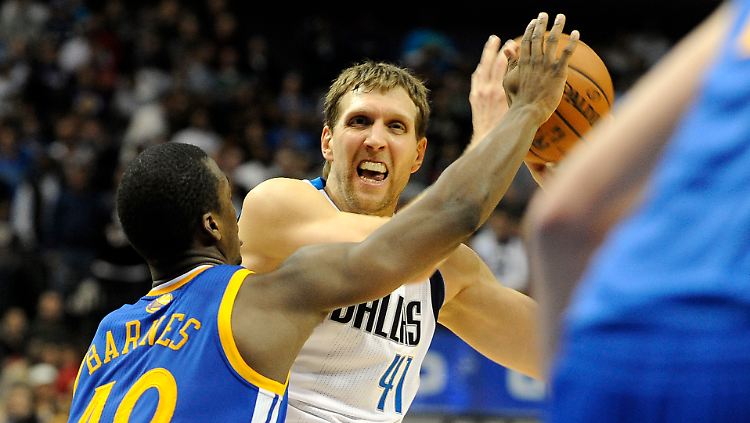 Dirk Nowitzki überzeugt gegen die Golden State Warriors.
