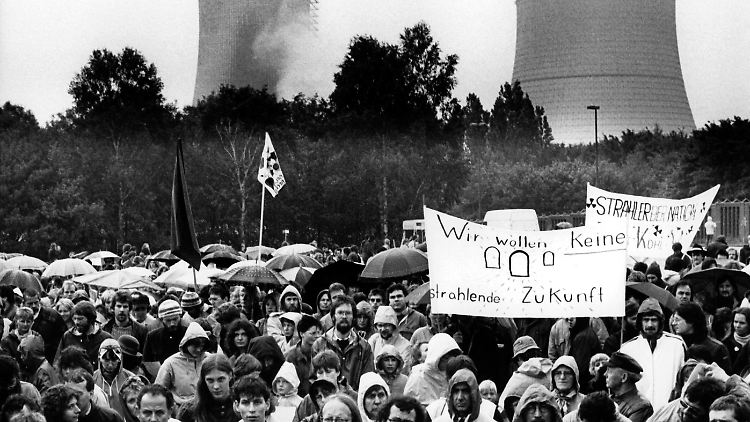 Gegner des Hochtemperatur-Reaktors Hamm-Uentrop bei einer Protestveranstaltung im Juni 1986. Ein Jahr später wurde die Anlage stillgelegt.