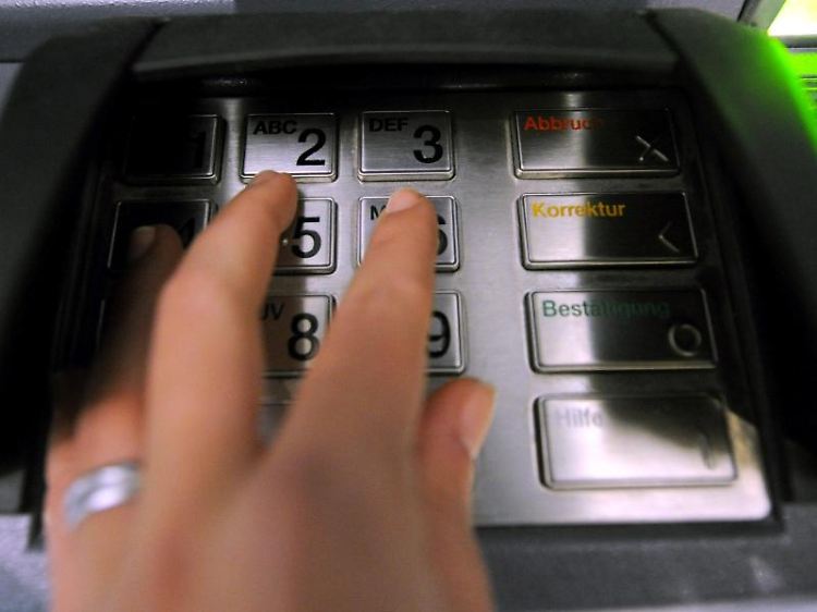 Auch auf dem Weg zum Geldabheben am Automaten stehen pflegende Angehörige unter dem Schutz der gesetzlichen Unfallversicherung.