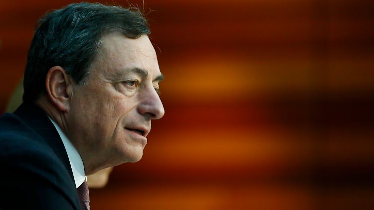 Gibt den Feuerwehrmann: Mario Draghi.