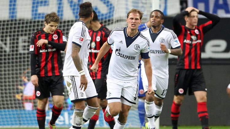 Ein gewohntes Bild in dieser Saison: Frankfurt kassiert spät einen Treffer, Schalke jubelt.