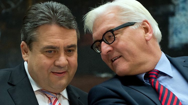 SPD-Chef Gabriel wird Superminister, Steinmeier übernimmt das Außenamt.