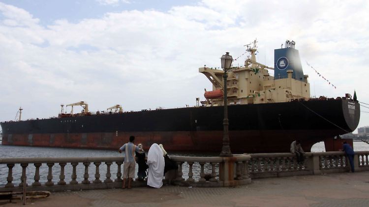 Der libyische Öltanker Intisar (arabisch für Sieg) im Hafen von Tripolis.