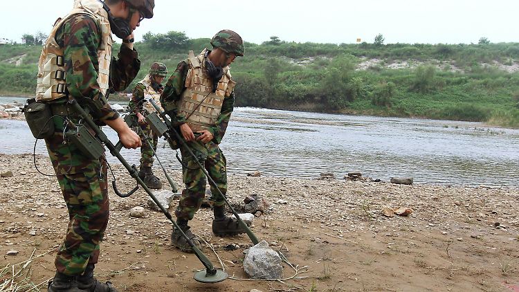 Südkoreanische Soldaten bei der Minen-Suche.
