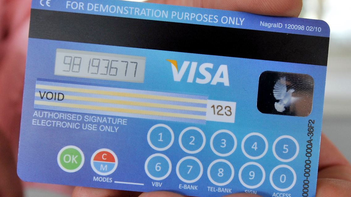 Die Visa-Karte ist mit einem Zahlenfeld und Minidisplay ausgestattet.