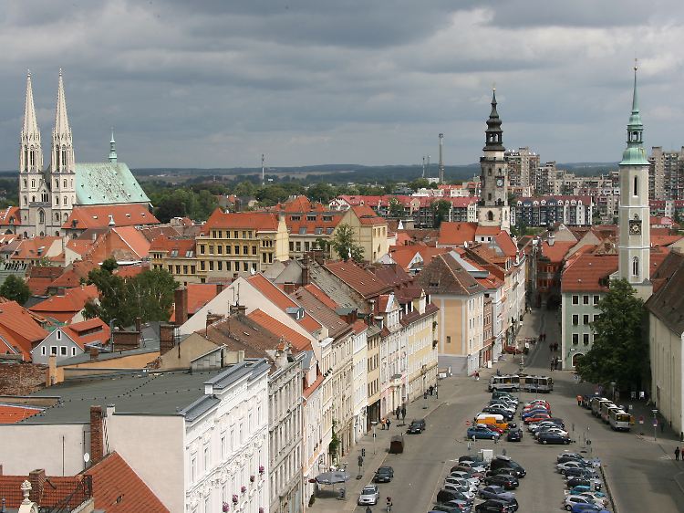 Blick über die Görlitzer Innenstadt mit Peterskirche (l.), Rathausturm (M.) und Dreifaltigkeitskirche (r.), hinten Plattenbauten im polnischen Zgorzelec. (Archivbild vom Juli 2007)