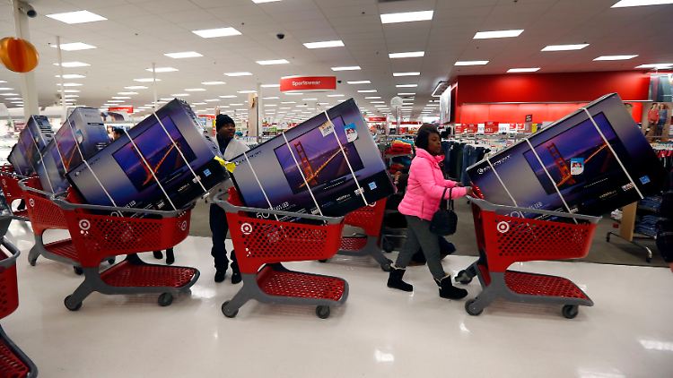 In den USA plündern am "Black Friday" die Kunden die Elektromärkte, in Deutschland findet die Schnäppchenjagd vor allem online statt.