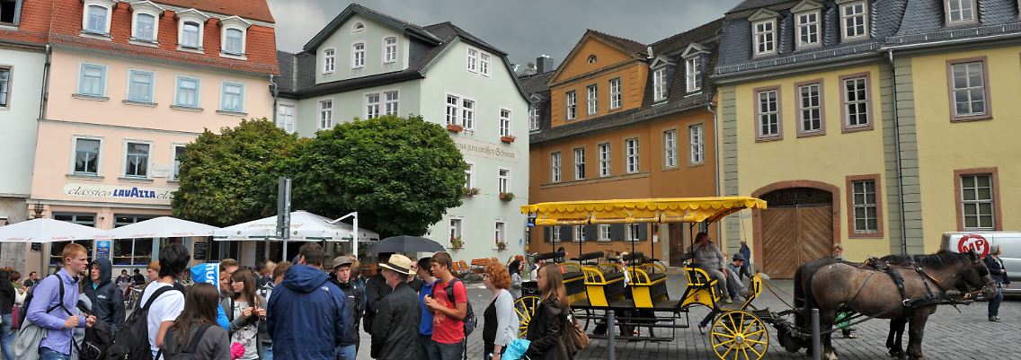 Touristen auf dem Frauenplan mit dem Goethe-Nationalmuseum (r) in Weimar.