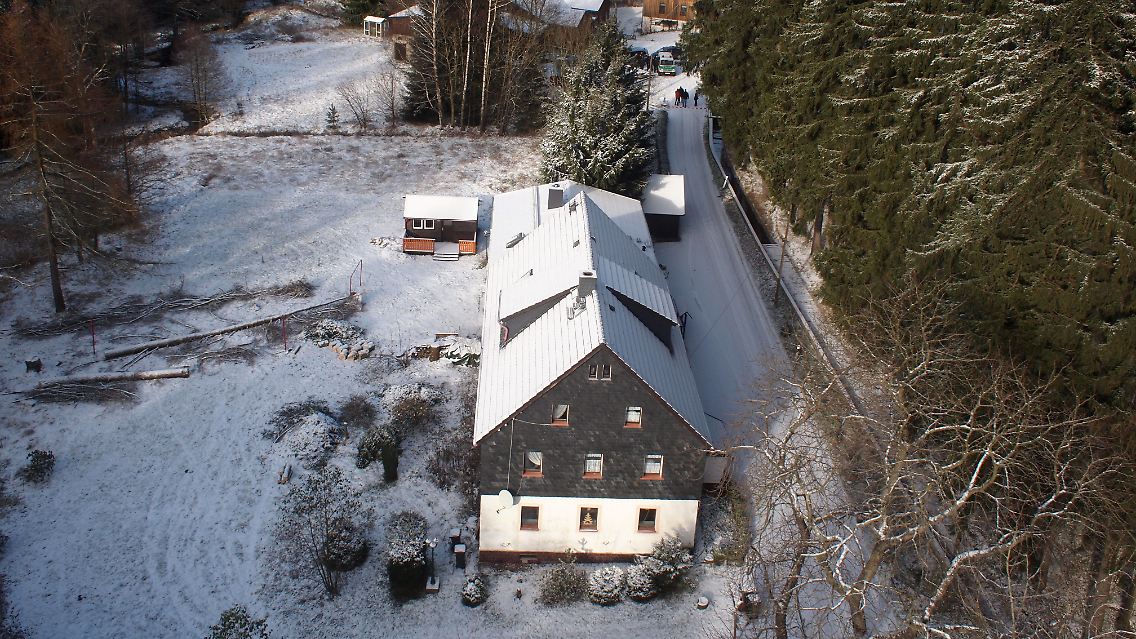 Das Haus in Hartmannsdorf-Reichenau, in dem die Tat geschah.