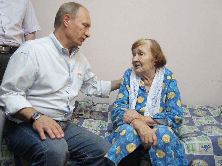 Ministerpräsident Putin macht sich ein Bild von der Lage - und tröstet die Menschen.