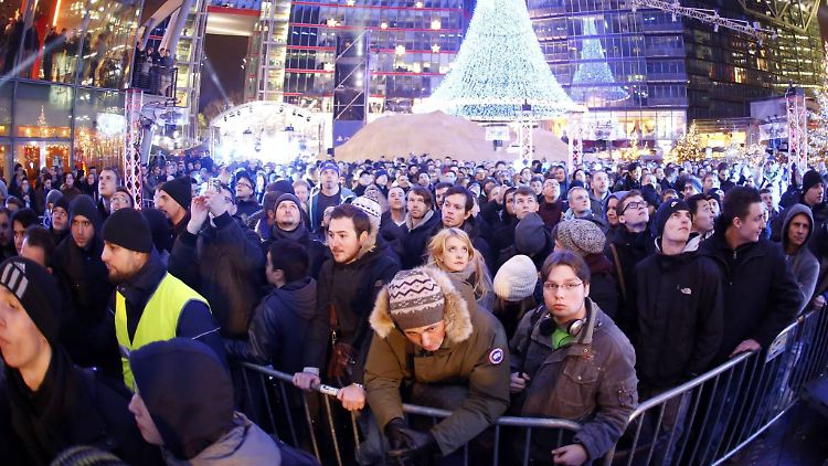 Wie hier vor dem Sony Center am Potsdamer Platz in Berlin hofften zum Verkaufstart deutschlandweit tausende Spieler, eine der wenigen verfügbaren Playstation 4 zu ergattern.