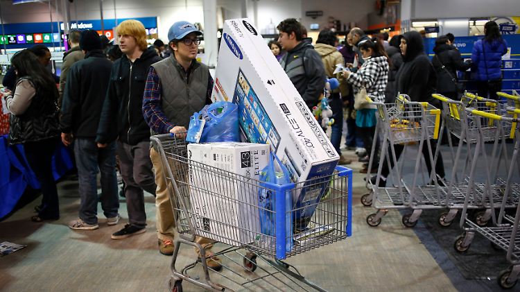 Am "Black Friday" plündern die Kunden die Elektromärkte.