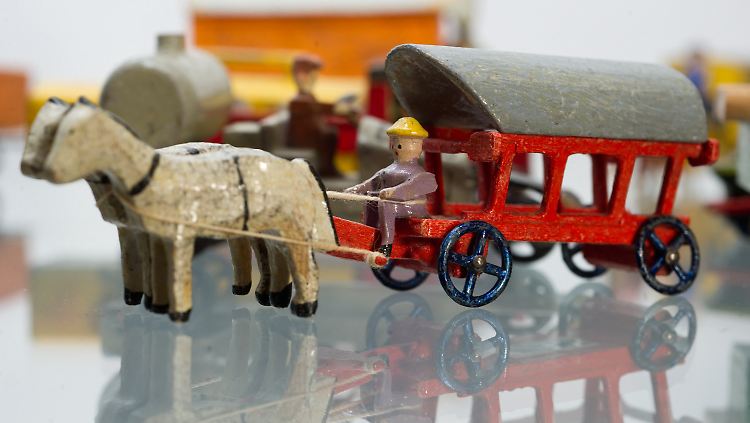 Die Ausstellung "Der Deutschen liebste Weihnachtsgeschenke" ist derzeit im Museum Viadrina in Frankfurt (Oder) zu sehen. Holzspielzeug gehört natürlich dazu. Doch nun entbrennt ein Streit um einen Testbericht über die beliebten Spielwaren.