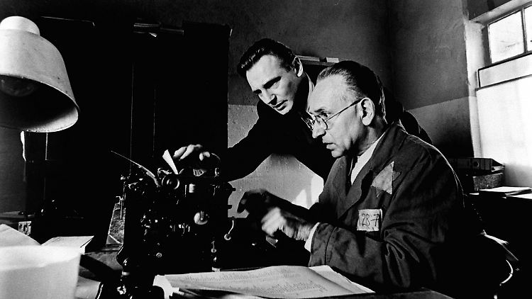 Oskar Schindler (Liam Neeson) und Itzhak Stern (Ben Kingsleys) erstellen die Liste mit den zu rettenden Juden.