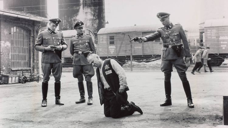 Schonungslos zeigt der Film die Brutalität der deutschen Soldaten: SS-Mann Göth (Fiennes) versucht, Rabbi Menasha Levartov (Ezra Dagan) zu erschießen. Doch die Pistole klemmt.