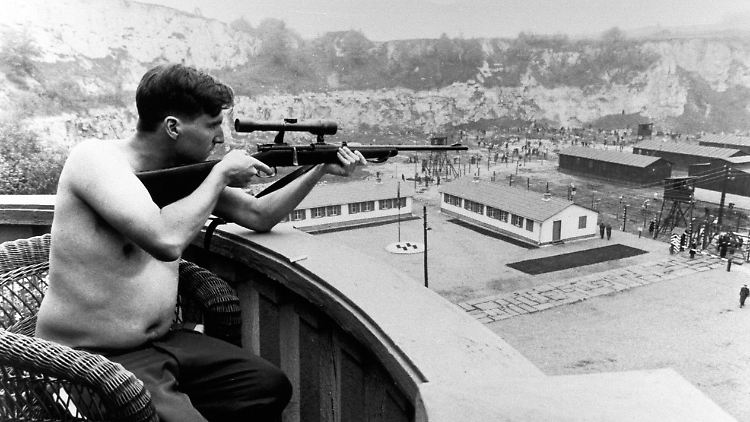 Eine der erschreckendsten Szenen des Films: Lagerkommandant Göth erschießt vom Balkon aus Juden.