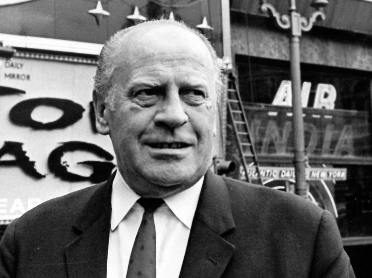 Der reale Oskar Schindler starb 1974 in Hildesheim. Begraben wurde er jedoch in Jerusalem.