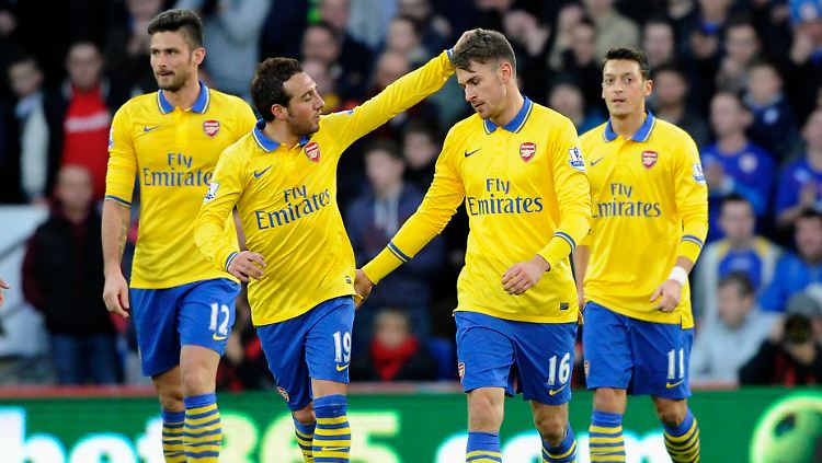 Mesut Özil schaut zu: Arsenals Aaron Ramsey, Zweiter vonm rechts,  lässt sich für sein Tor von seinem Kollegen  Santi Cazorla  beglückwünschen. 