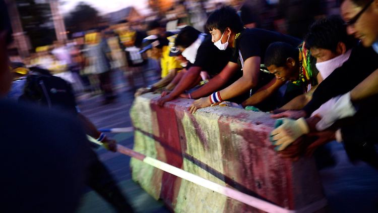 Bei den Massenprotesten in Bangkok schlägt die Wut der rivalisierenden Demonstranten in Gewalt um.