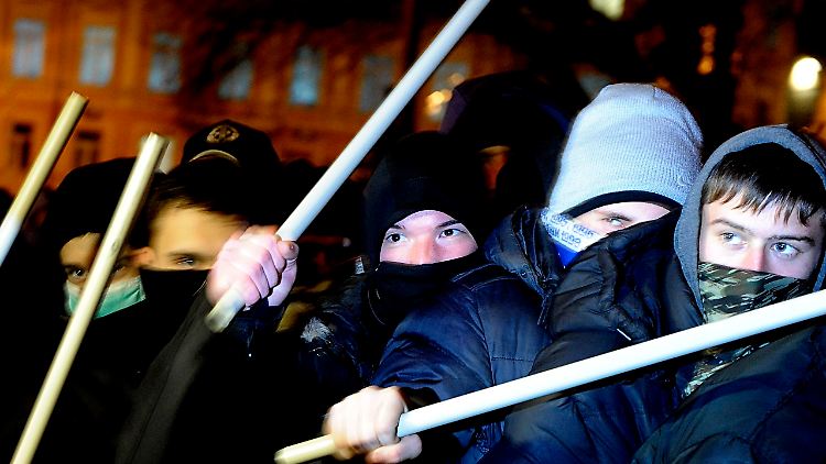 Schon seit Tagen gehen in der Ukraine Menschen auf die Straße, um ihrer Wut Luft zu machen.