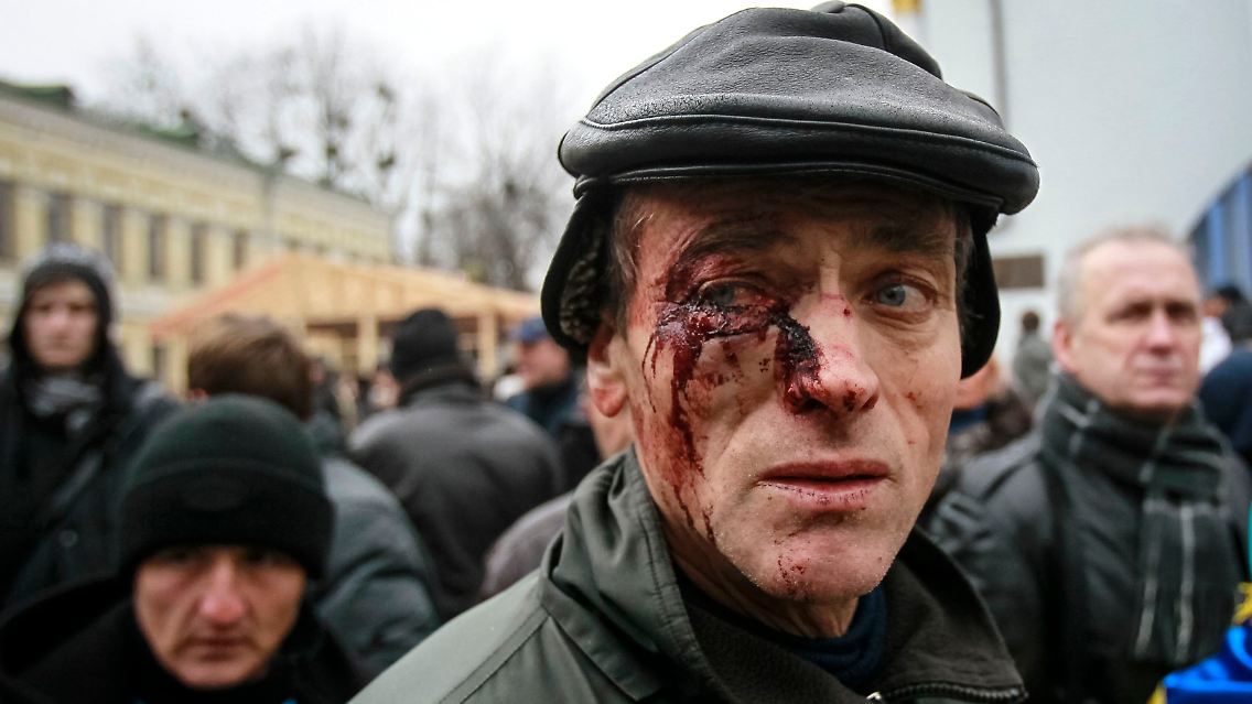 2013-11-30T144301Z_1177619217_GM1E9BU1QV101_RTRMADP_3_UKRAINE-PROTEST.JPG3935734174169088296.jpg