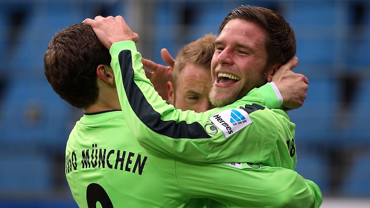 Löwenrudel: Münchens Torschütze Dominik Stahl freut sich mit seinen Mitspielern über sein Tor in Bochum.