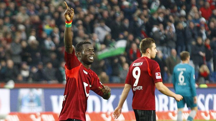 Welch' Freude: Hannovers Mame Biram Diouf jubelt über sein Tor zum 1:0.