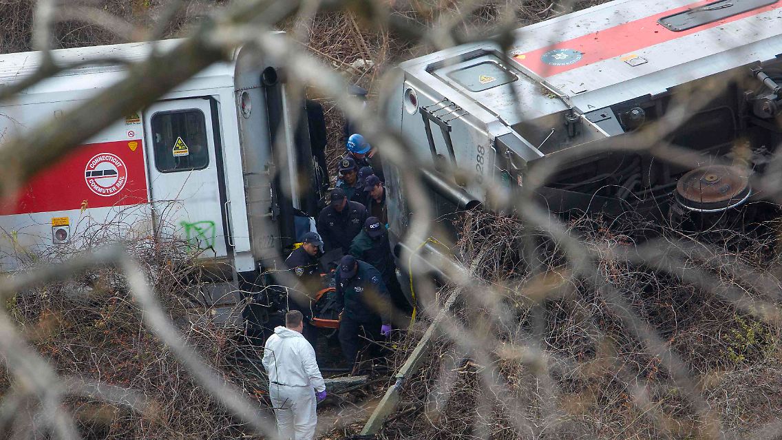 2013-12-01T182601Z_2007526675_GF2E9C11ESA01_RTRMADP_3_USA-DERAILMENT-NEWYORK.JPG1031067538735438177.jpg