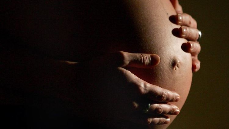 Auch Frauen über 40 Jahren können noch fruchtbar sein. Deshalb sollten auch sie verhüten, wenn sie eine Schwangerschaft verhindern wollen. (Bild: dpa)