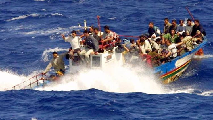 Dieses Bild zeigt ein Flüchtlingsboot, dass 2003 vor Lampedusa gesunken ist. Alle Passagiere konnten gerettet werden.