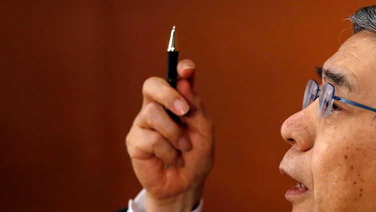 Nach oben: Mit dem Kuli zeigt BoJ-Chef Haruhiko Kuroda an, wohin die Löhne und Gehälter seiner Ansicht nach steigen sollten (Archivbild).