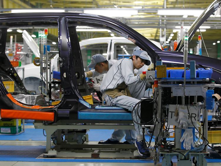 Nebeneffekt in einer weltweit vernetzten Branche: Wenn in Japan die Lohnkosten steigen, verlieren die großen Autobauer des Landes entsprechende Wettbewerbsvorteile.