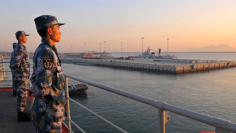Chinesische Marinesoldaten beobachten den chinesischen Flugzeugträger Liaoning, den die Regierung vergangene Woche demonstrativ an Südkoreas Küste vorbeifahren ließ.