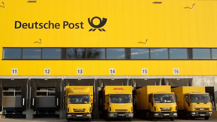 Transportintensives Geschäftsmodell: Mit Frachtfliegern, Lkw und Fahrrädern transportieren Postboten Briefsendungen von Aachen bis zur Zugspitze.