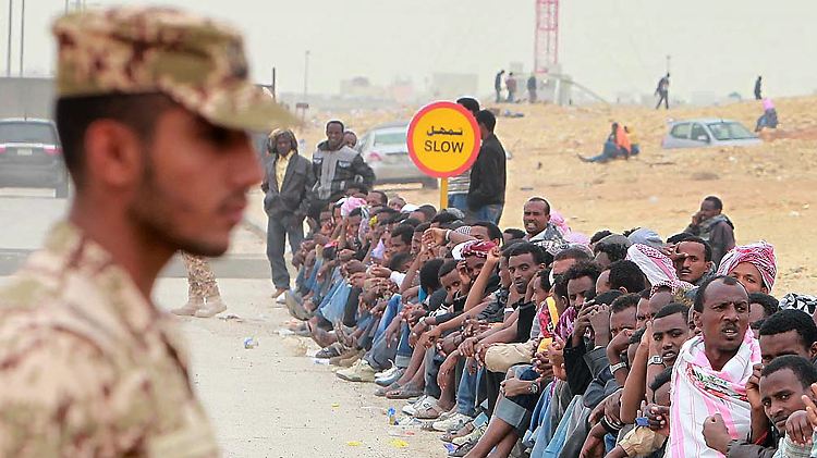 Saudische Polizisten bewachen die illegalen Einwanderer kurz vor ihrer Deportation. 