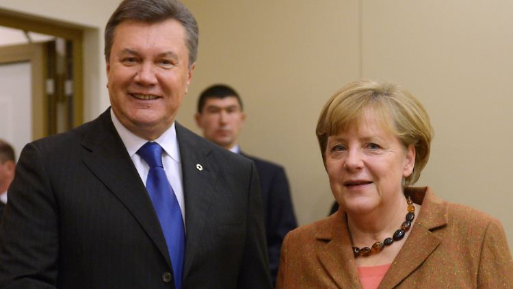 Der ukrainische Präsident Wiktor Janukowitsch mit Kanzlerin Angela Merkel