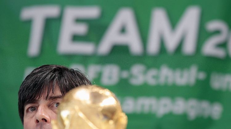 Joachim Löw sucht nicht nach Ausreden - die Fans werden ohnehin keine gelten lassen, wenn die Mannschaft ohne den WM-Pokal aus Brasilien zurückkommt.