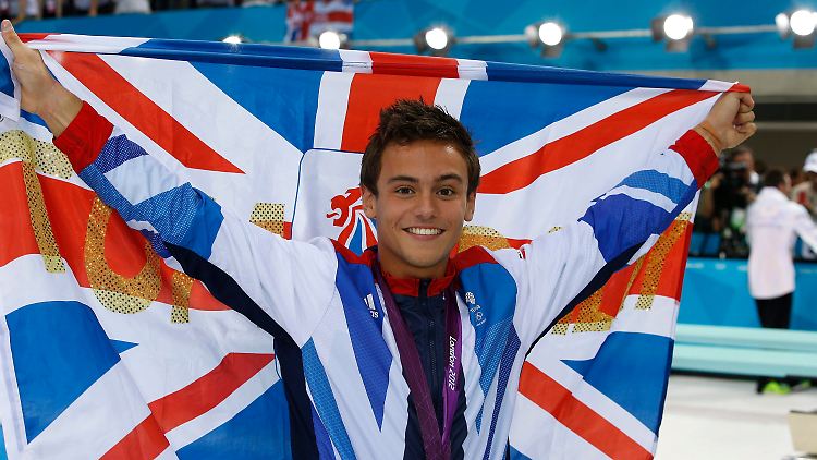 Tom Daley feiert seine Bronzemedaille bei den Olympischen Spielen 2012 in London.