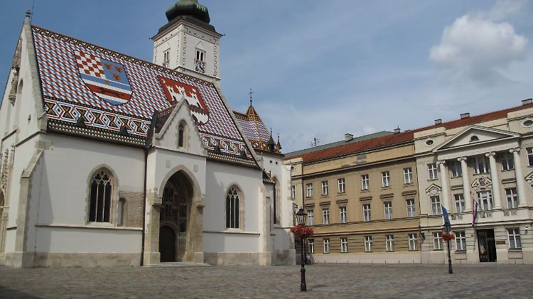 Die Markuskirche in der Altstadt von Zagreb und rechts das kroatische Parlament.