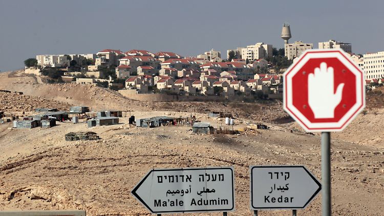 Straßenschilder im Westjordanland: Die Siedlungen sind auch innerhalb der israelischen Gesellschaft ein Zankapfel.
