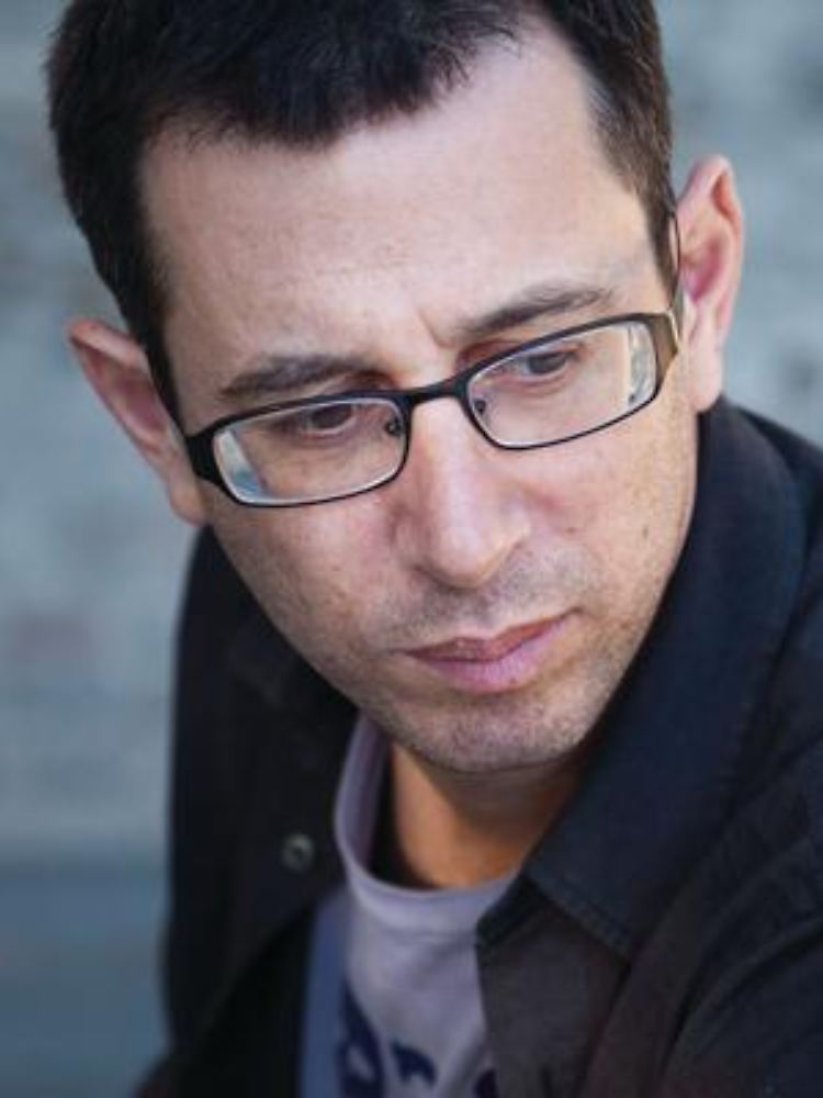 Assaf Gavron ist in Israel Bestsellerautor. Im Dezember bringt Gavron zudem als Sänger und Songwriter der israelischen Kultband "The Mouth and Foot" sein fünftes Album heraus.