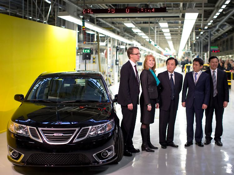 Das wichtige steht links: Das Saab-Modell "9-3 Aero Sedan" neben dem Nevs-Chef Mattias Bergman, Ministerin Annie Lööf, dem Botschafter Chen Yuming und dem Haupteigentümer Kai Johan Jiang.