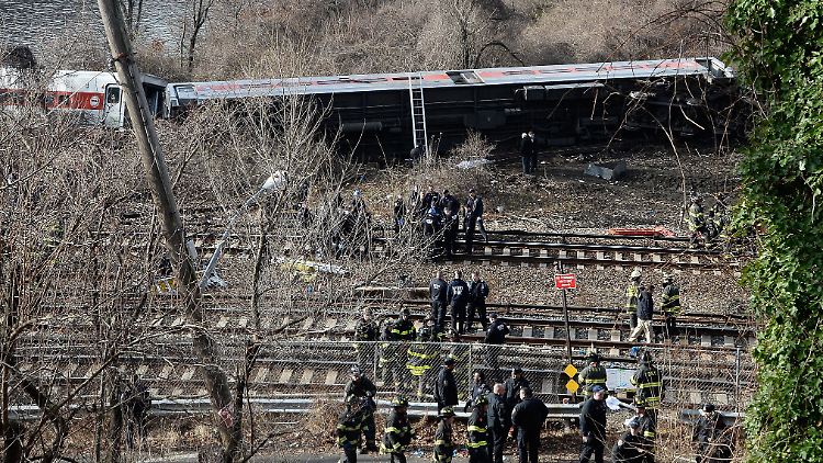 Der Unfall ereignete sich am Ufer des Flusses Hudson. Kurz darauf waren Retter vor Ort, Taucher suchten auch den Grund des Flusses ab.