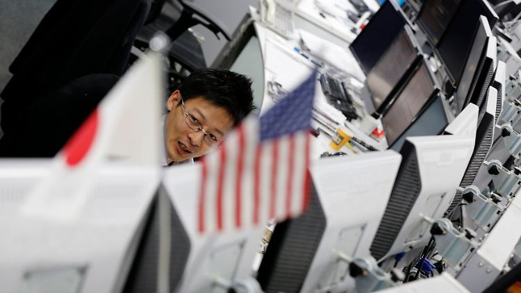 Im Resonanzraum europäischer Konjunkturdaten: Devisenhändler in Tokio bewerten die Entwicklung der Einkaufsmanagerindizes aus Europa als Belastung für den Euro.