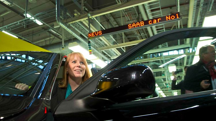 Glücklicher Neubeginn in Trollhättan: Schwedens Wirtschaftsministerin Annie Lööf im "neuen Saab Nr. 1".