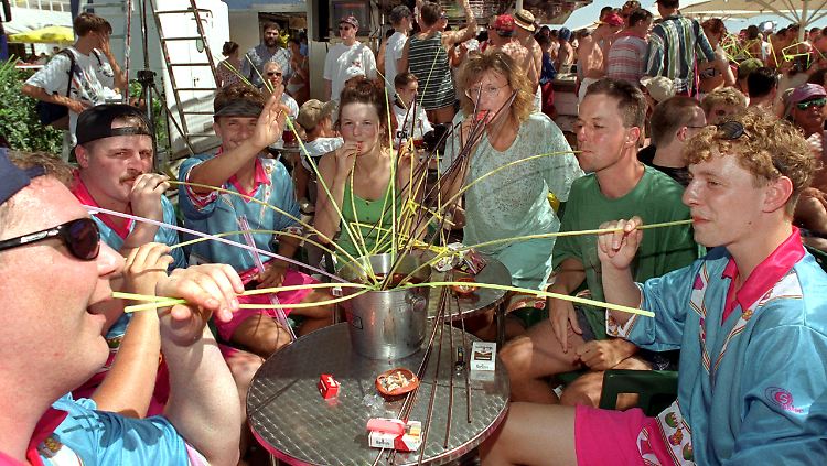 Sangria aus Eimern trinken ist außerhalb von Kneipen und Bars schon seit 2011 verboten. 