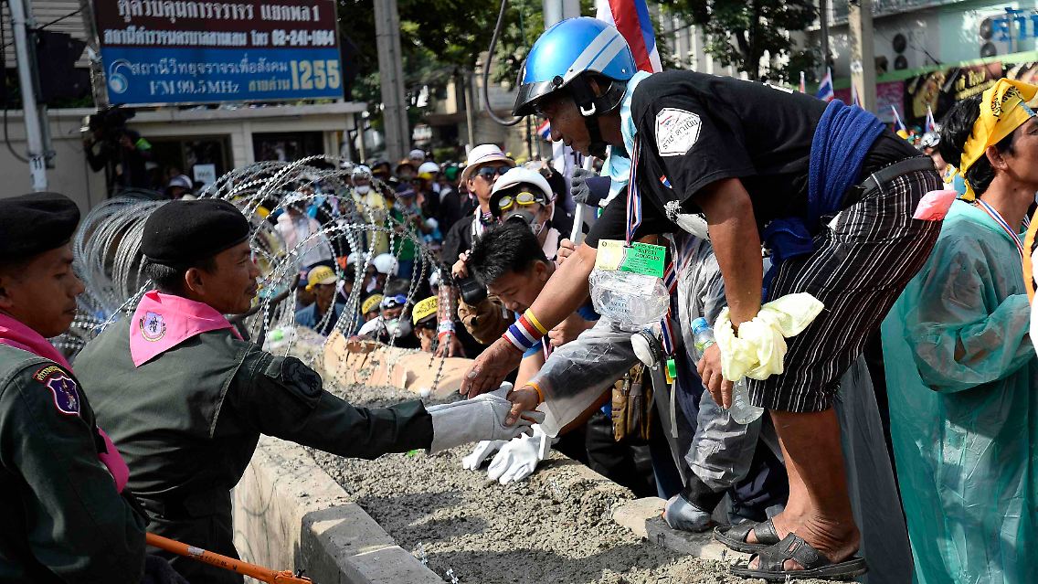 2013-12-03T093111Z_225265007_GM1E9C31CLA01_RTRMADP_3_BANGKOK-PROTEST.JPG4230106637474641750.jpg