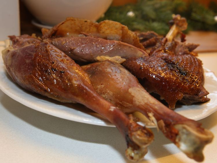 Fettes Essen, wie der Gänsebraten zu Weihnachten, hat Auswirkungen auf die Wirkung des Alkohols.